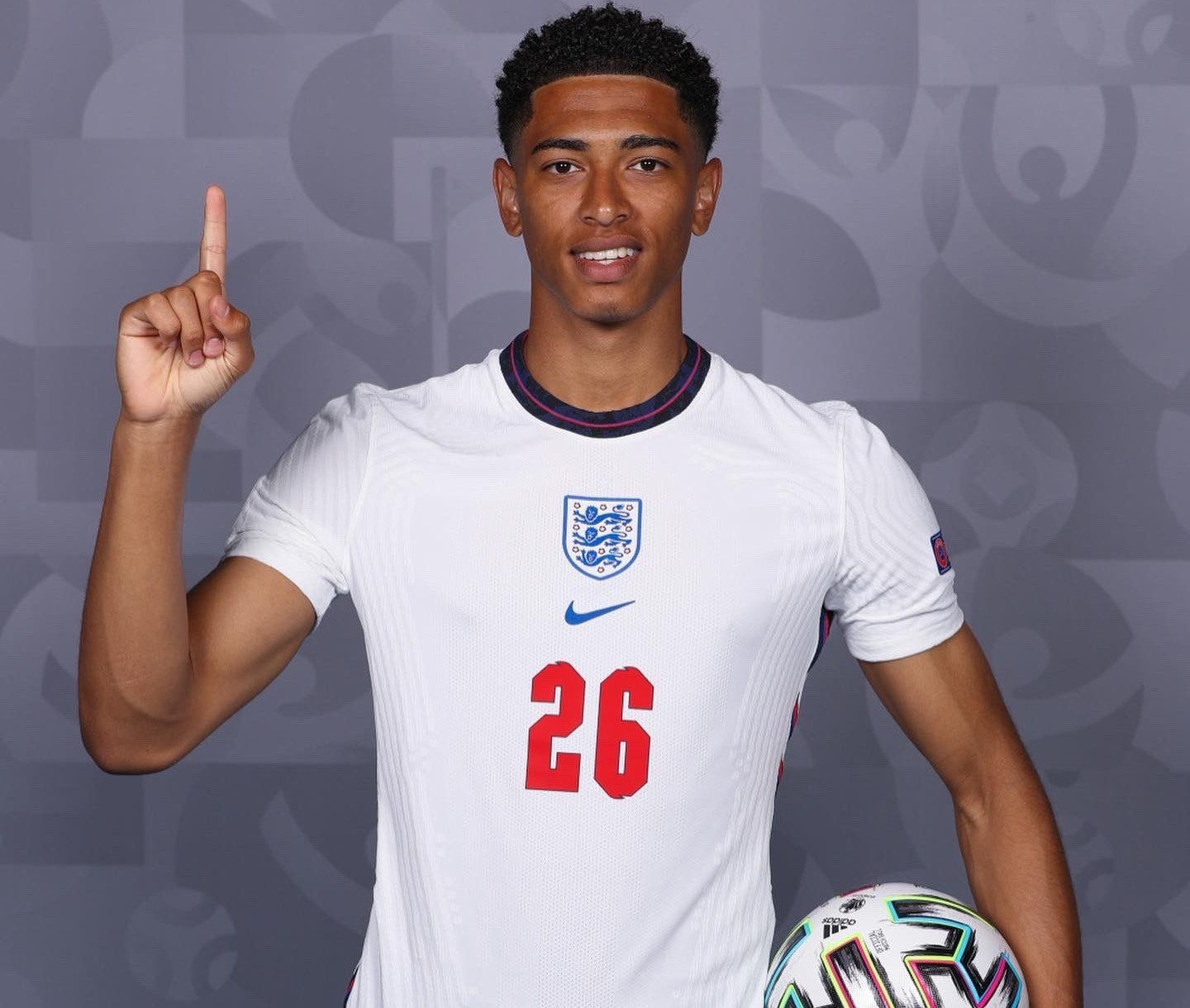 记者：于汉超正在参加B级教练培训班，下赛季将担任申花助教（记者称于汉超正攻读B级教练课程，下赛季将出任申花助教）