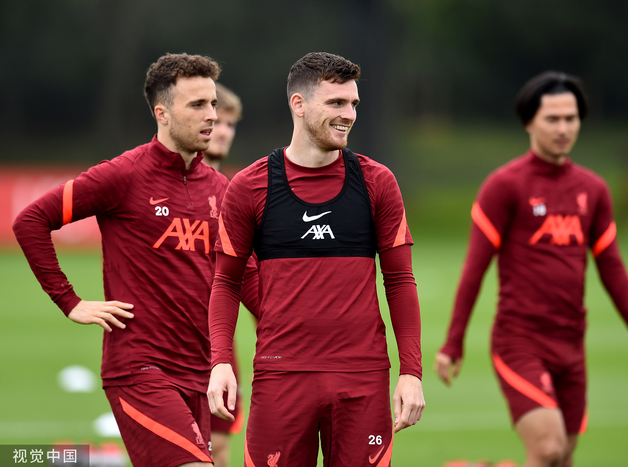 湖人詹姆斯关键三分锁定胜利（詹姆斯命中关键三分助湖人锁定胜局）