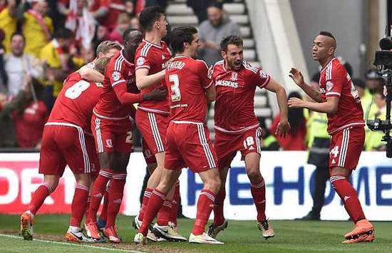 德甲生涯第10次戴帽，凯恩赛后将比赛用球带走收藏（凯恩德甲生涯第10次上演帽子戏法，赛后将比赛用球带回珍藏）