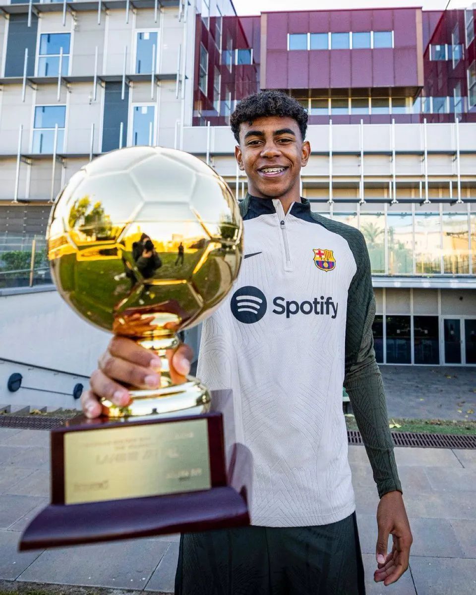 伊涅斯塔造访巴萨基地，与佩德里、费尔明、亚马尔合影（伊涅斯塔探访巴萨基地，与佩德里、费尔明、亚马尔同框合影）