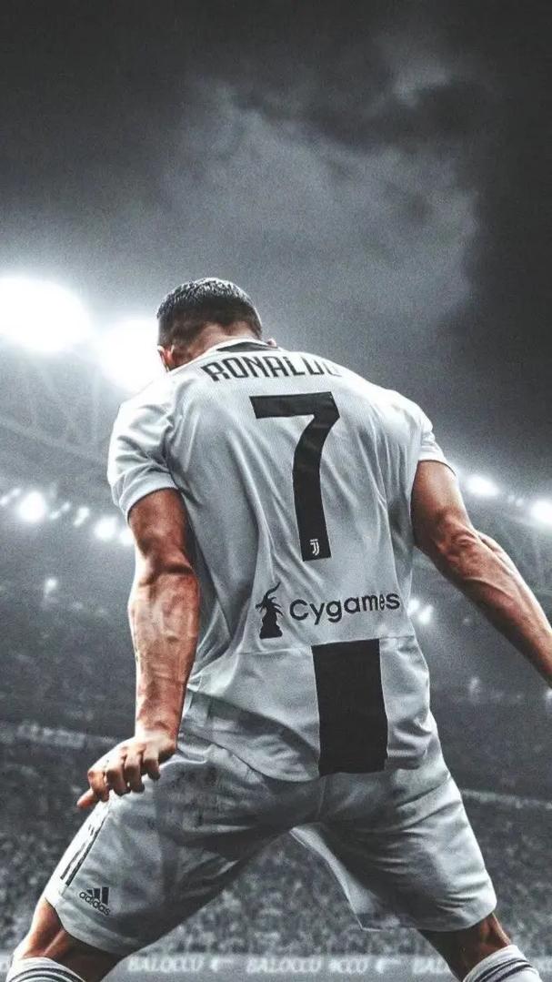 莱奥罚点前铃木彩艳对他说踢右边，最终莱奥踢向右边并且罚进（铃木彩艳点球前建议踢右，莱奥照做右侧破门）