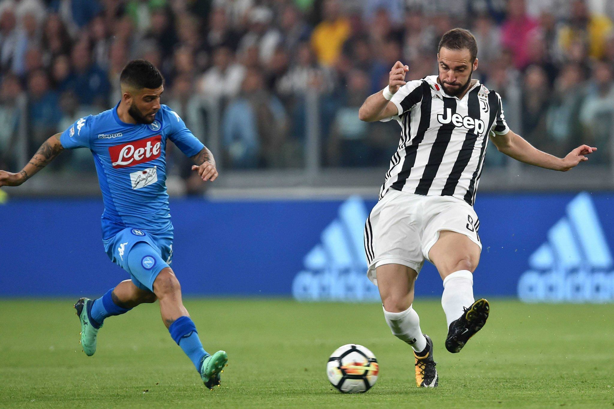 萨拉赫无缘利物浦欧冠名单，斯洛特称俱乐部必须作出回应；此前萨拉赫因未首发炮轰球队（萨拉赫落选利物浦欧冠名单，斯洛特称俱乐部须作出回应；其此前因未获首发曾公开抨击球队）